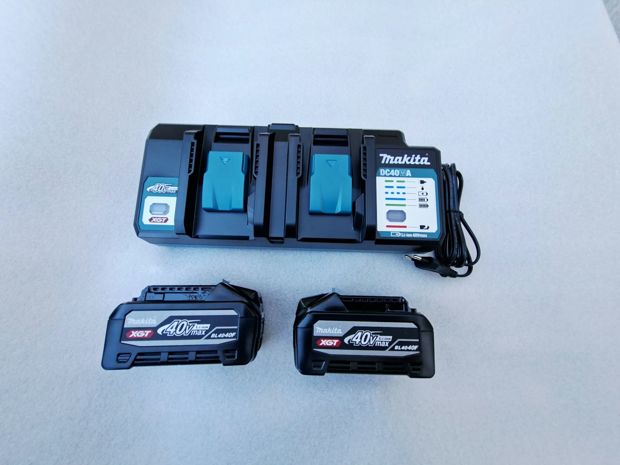 Makita DC40WA (2 pesaga) max 40V akulaadija XGT ® + 2 x BL4040F 4ah aku